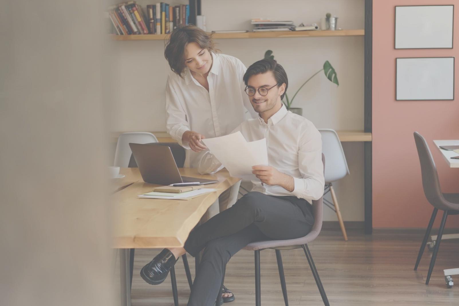 Ambiente di lavoro tecnico con strumenti professionali