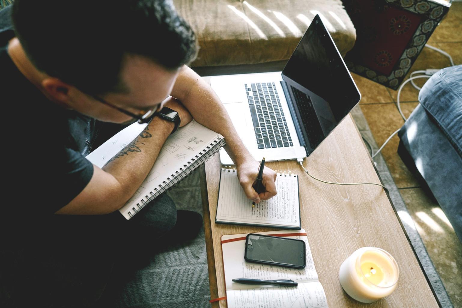 Il team ombreliqar al lavoro su un progetto complesso di infrastruttura